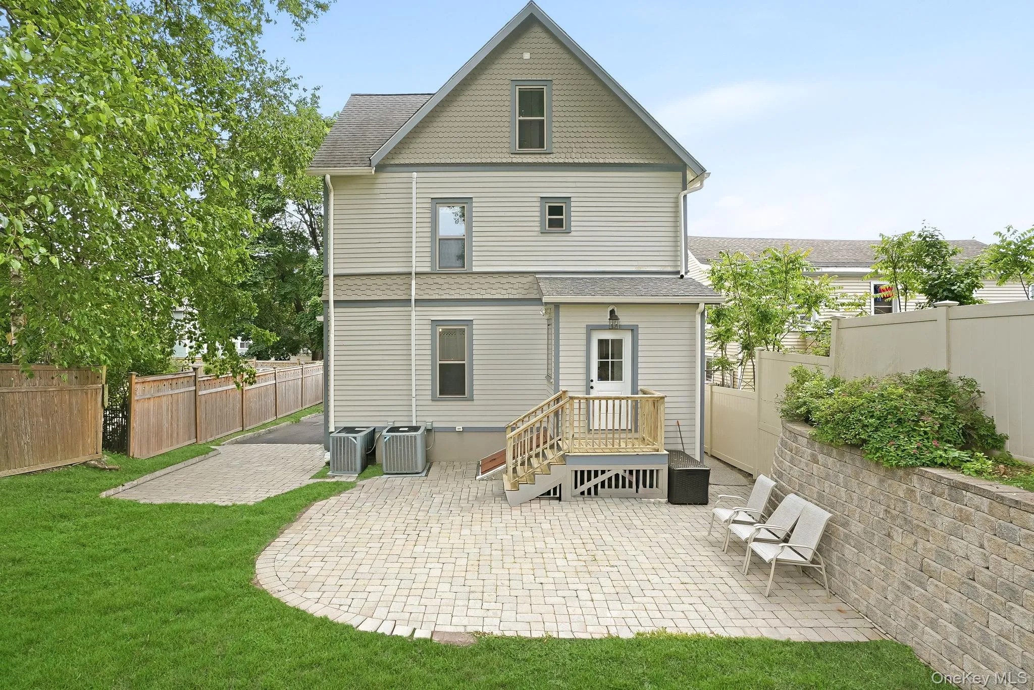 Easy access to kitchen for ease in entertaining. Easy access to kitchen for ease in entertaining.