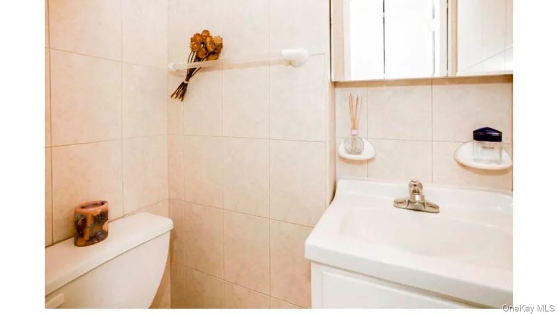 215 Middle Neck Road, North Hempstead, NY, 2 Bedrooms Bedrooms, 5 Rooms Rooms,1 BathroomBathrooms,Residential Sale,For Rent,Middle Neck,0,989885 215 Middle Neck Road, North Hempstead, NY, 2 Bedrooms Bedrooms, 5 Rooms Rooms,1 BathroomBathrooms,Residential Sale,For Rent,Middle Neck,0,989885