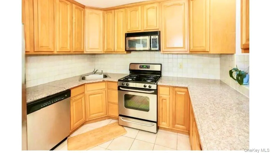 215 Middle Neck Road, North Hempstead, NY, 2 Bedrooms Bedrooms, 5 Rooms Rooms,1 BathroomBathrooms,Residential Sale,For Rent,Middle Neck,0,989885 215 Middle Neck Road, North Hempstead, NY, 2 Bedrooms Bedrooms, 5 Rooms Rooms,1 BathroomBathrooms,Residential Sale,For Rent,Middle Neck,0,989885