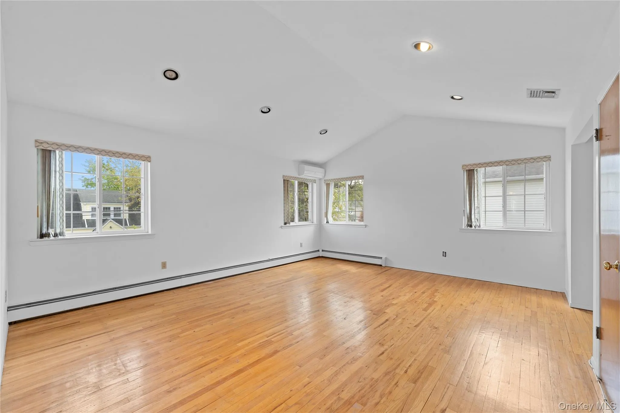 31 Woodward Street, North Hempstead, NY, 4 Bedrooms Bedrooms, 12 Rooms Rooms,3 BathroomsBathrooms,Residential Sale,For Rent,Woodward,0,989955 31 Woodward Street, North Hempstead, NY, 4 Bedrooms Bedrooms, 12 Rooms Rooms,3 BathroomsBathrooms,Residential Sale,For Rent,Woodward,0,989955