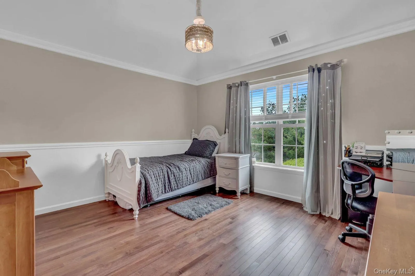 Large Bedroom with Dramatic Ceiling Large Bedroom with Dramatic Ceiling