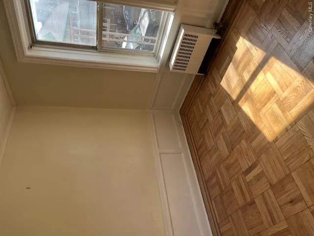 Warm wood-finish parquet flooring with a border inlay Warm wood-finish parquet flooring with a border inlay