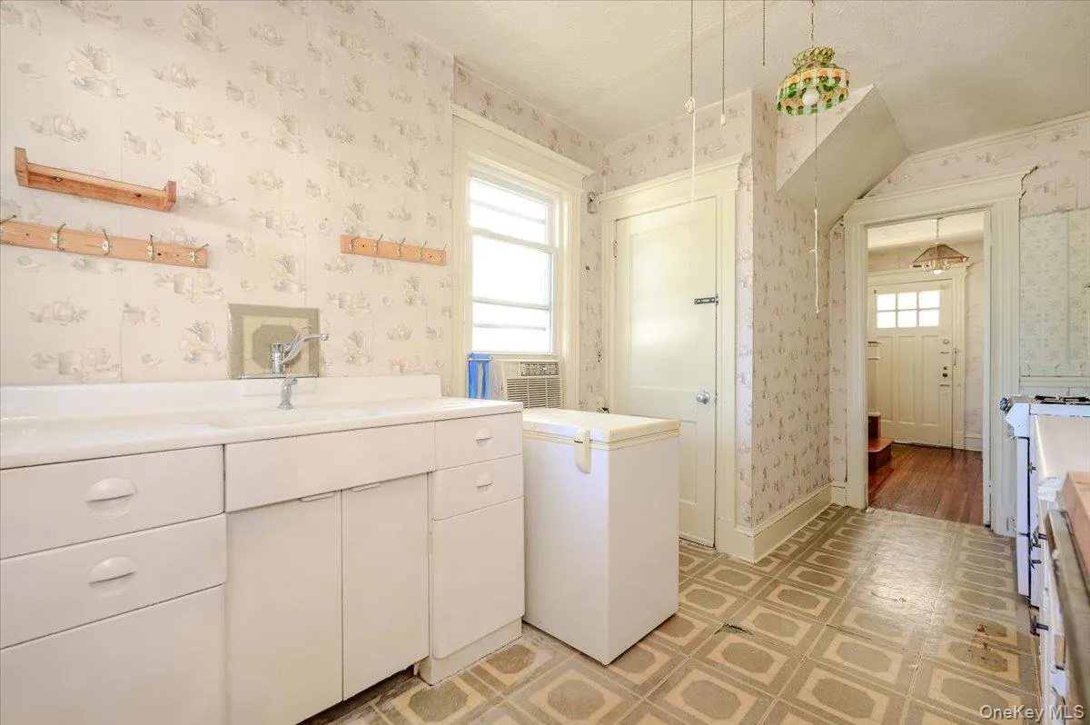 548 Davis Avenue, New York, NY, 3 Bedrooms Bedrooms, 6 Rooms Rooms,1 BathroomBathrooms,Residential,For Rent,Davis,0,990086 548 Davis Avenue, New York, NY, 3 Bedrooms Bedrooms, 6 Rooms Rooms,1 BathroomBathrooms,Residential,For Rent,Davis,0,990086