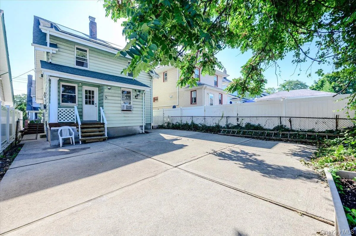 548 Davis Avenue, New York, NY, 3 Bedrooms Bedrooms, 6 Rooms Rooms,1 BathroomBathrooms,Residential,For Rent,Davis,0,990086 548 Davis Avenue, New York, NY, 3 Bedrooms Bedrooms, 6 Rooms Rooms,1 BathroomBathrooms,Residential,For Rent,Davis,0,990086