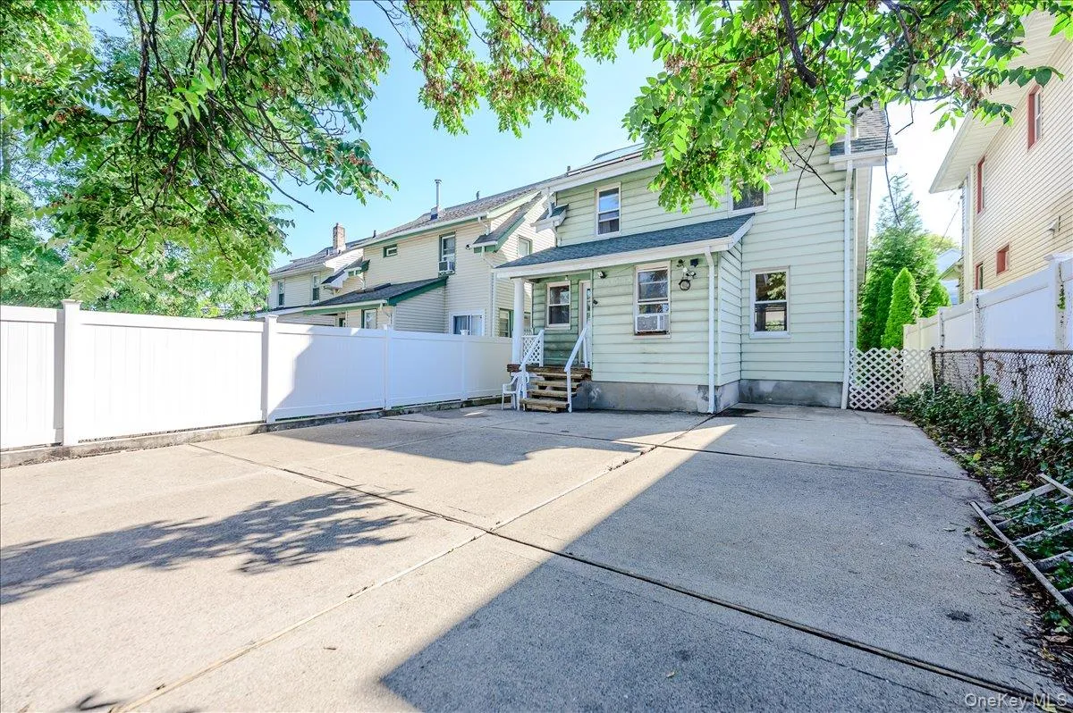 548 Davis Avenue, New York, NY, 3 Bedrooms Bedrooms, 6 Rooms Rooms,1 BathroomBathrooms,Residential,For Rent,Davis,0,990086 548 Davis Avenue, New York, NY, 3 Bedrooms Bedrooms, 6 Rooms Rooms,1 BathroomBathrooms,Residential,For Rent,Davis,0,990086