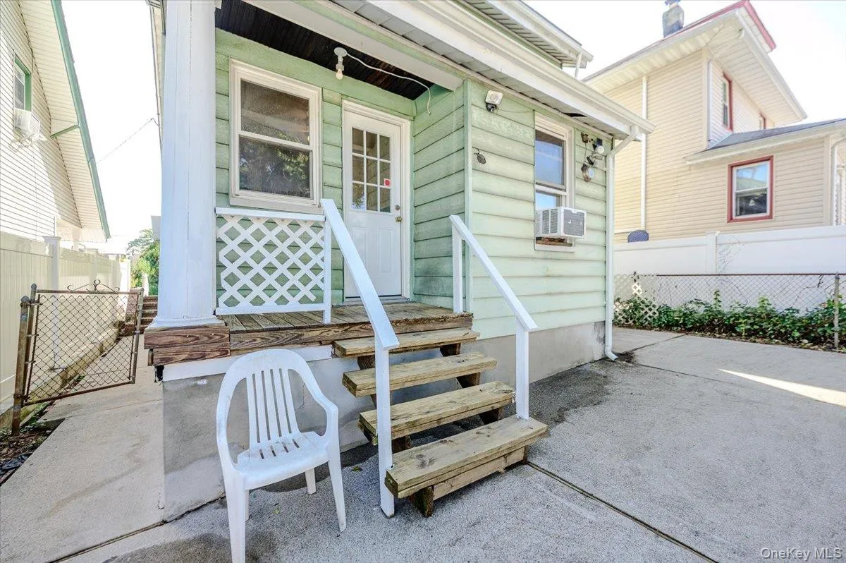 548 Davis Avenue, New York, NY, 3 Bedrooms Bedrooms, 6 Rooms Rooms,1 BathroomBathrooms,Residential,For Rent,Davis,0,990086 548 Davis Avenue, New York, NY, 3 Bedrooms Bedrooms, 6 Rooms Rooms,1 BathroomBathrooms,Residential,For Rent,Davis,0,990086