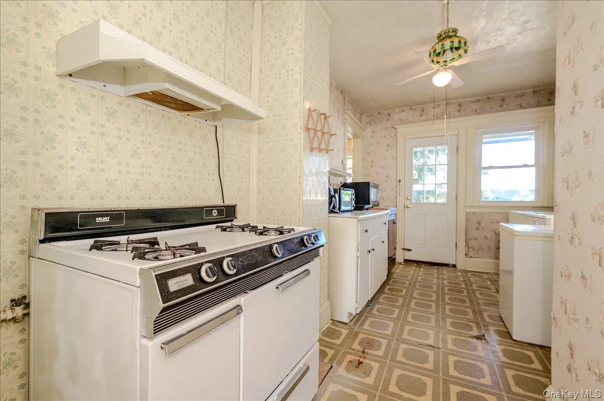 548 Davis Avenue, New York, NY, 3 Bedrooms Bedrooms, 6 Rooms Rooms,1 BathroomBathrooms,Residential,For Rent,Davis,0,990086 548 Davis Avenue, New York, NY, 3 Bedrooms Bedrooms, 6 Rooms Rooms,1 BathroomBathrooms,Residential,For Rent,Davis,0,990086