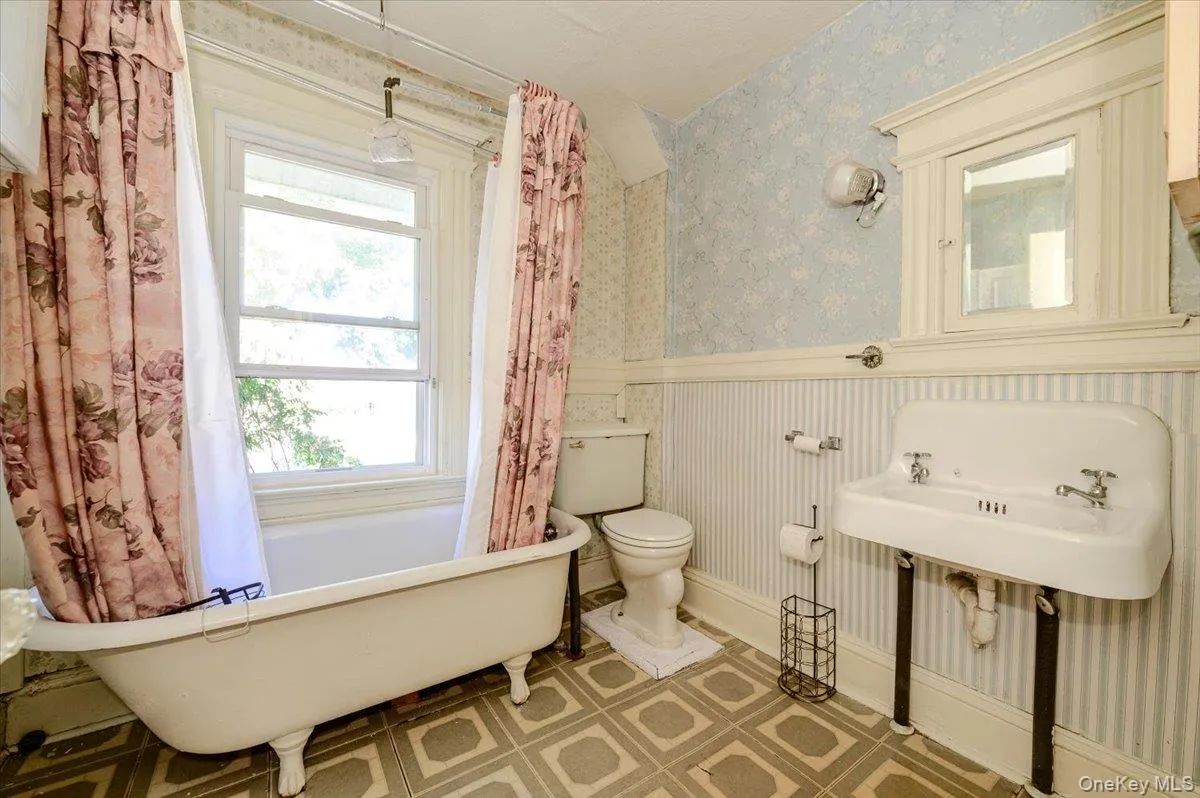 548 Davis Avenue, New York, NY, 3 Bedrooms Bedrooms, 6 Rooms Rooms,1 BathroomBathrooms,Residential,For Rent,Davis,0,990086 548 Davis Avenue, New York, NY, 3 Bedrooms Bedrooms, 6 Rooms Rooms,1 BathroomBathrooms,Residential,For Rent,Davis,0,990086