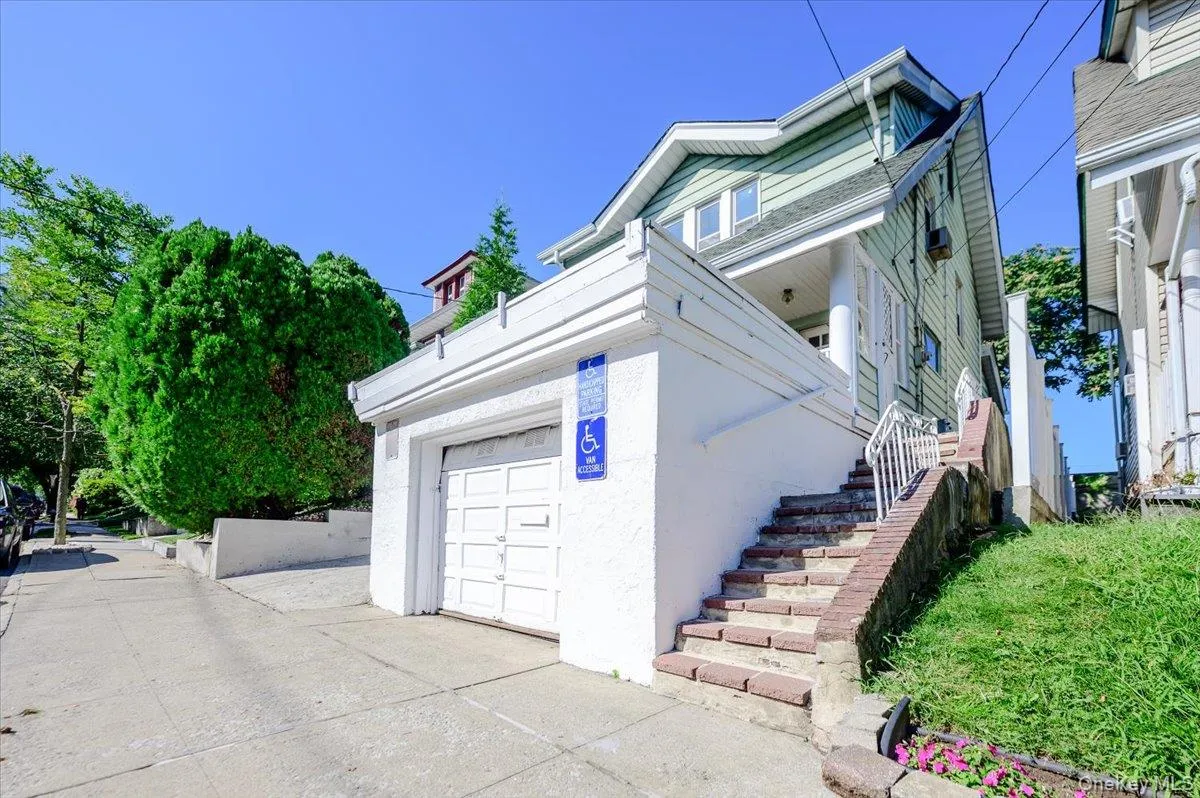 548 Davis Avenue, New York, NY, 3 Bedrooms Bedrooms, 6 Rooms Rooms,1 BathroomBathrooms,Residential,For Rent,Davis,0,990086 548 Davis Avenue, New York, NY, 3 Bedrooms Bedrooms, 6 Rooms Rooms,1 BathroomBathrooms,Residential,For Rent,Davis,0,990086
