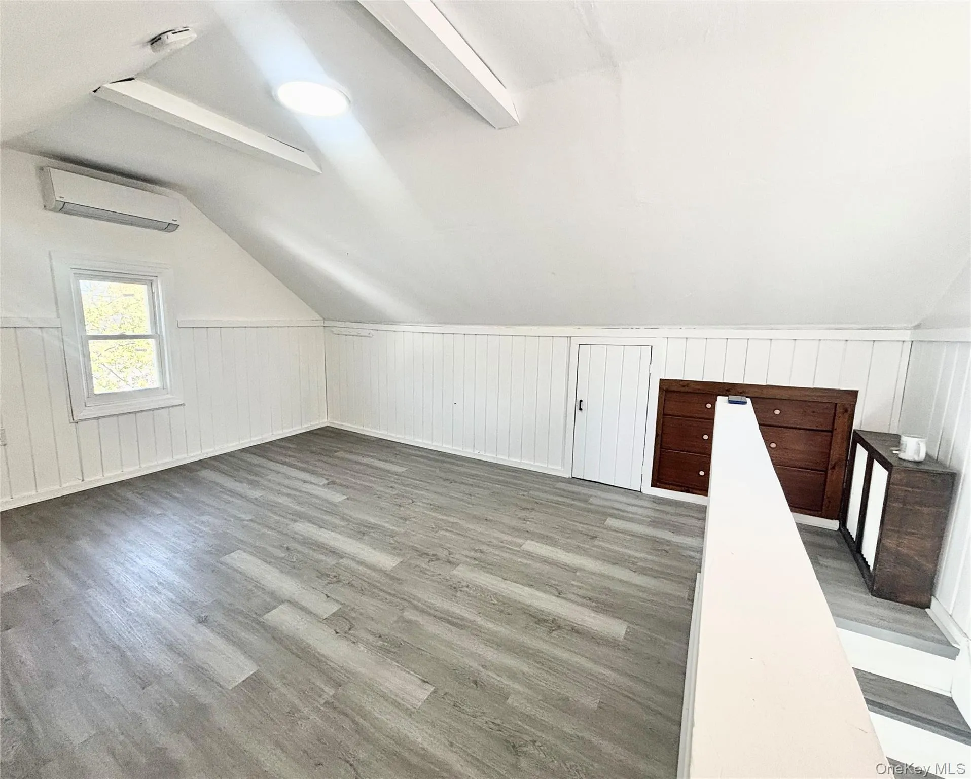 Large room with storage space and built-in drawers. Large room with storage space and built-in drawers.