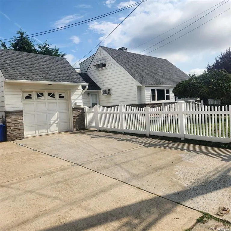 30 Montgomery Avenue, Hempstead, NY, 4 Bedrooms Bedrooms, 6 Rooms Rooms,2 BathroomsBathrooms,Residential Lease,For Rent,Montgomery,0,990170 30 Montgomery Avenue, Hempstead, NY, 4 Bedrooms Bedrooms, 6 Rooms Rooms,2 BathroomsBathrooms,Residential Lease,For Rent,Montgomery,0,990170