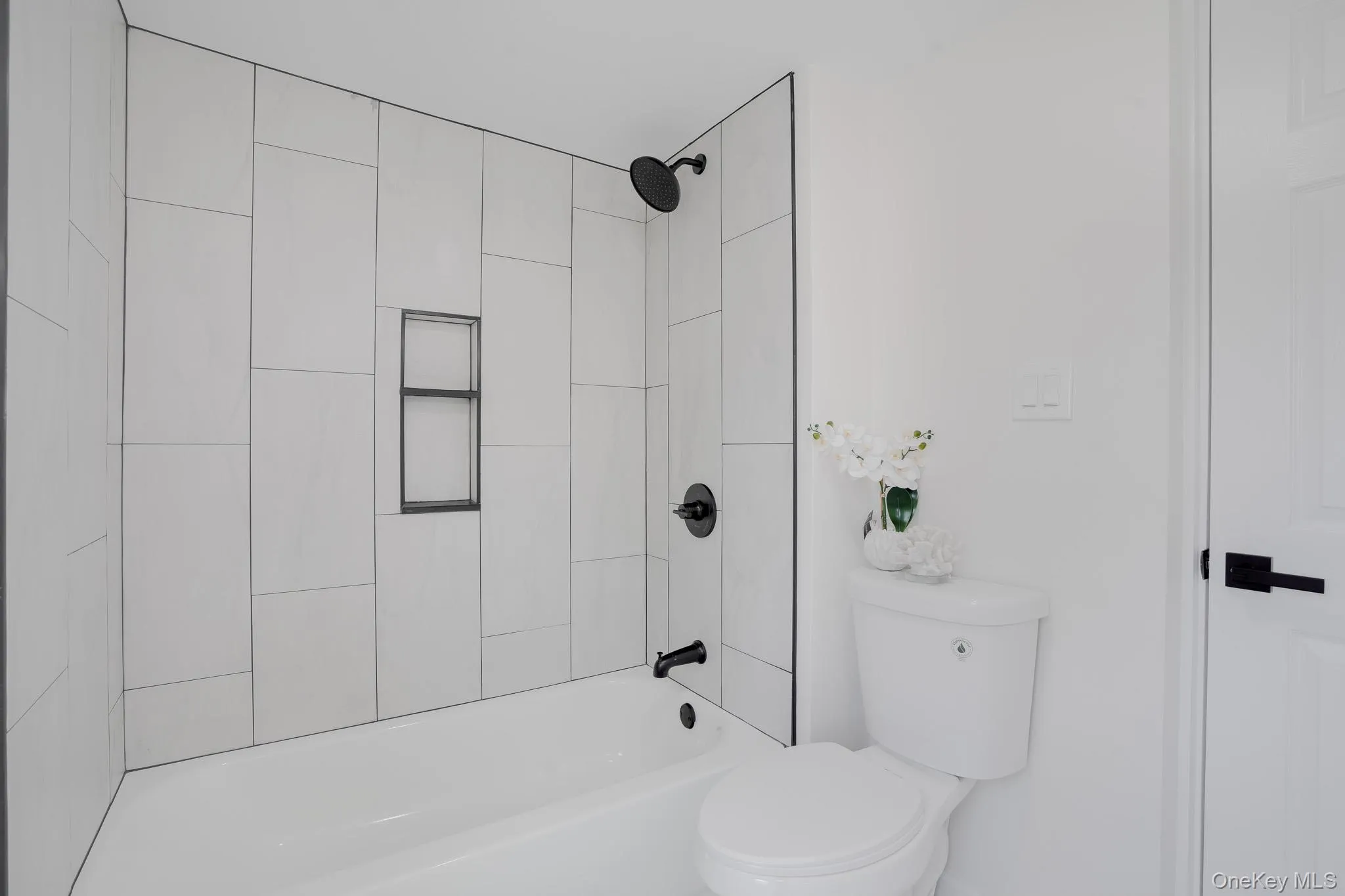 Another view of the full bathroom. Another view of the full bathroom.
