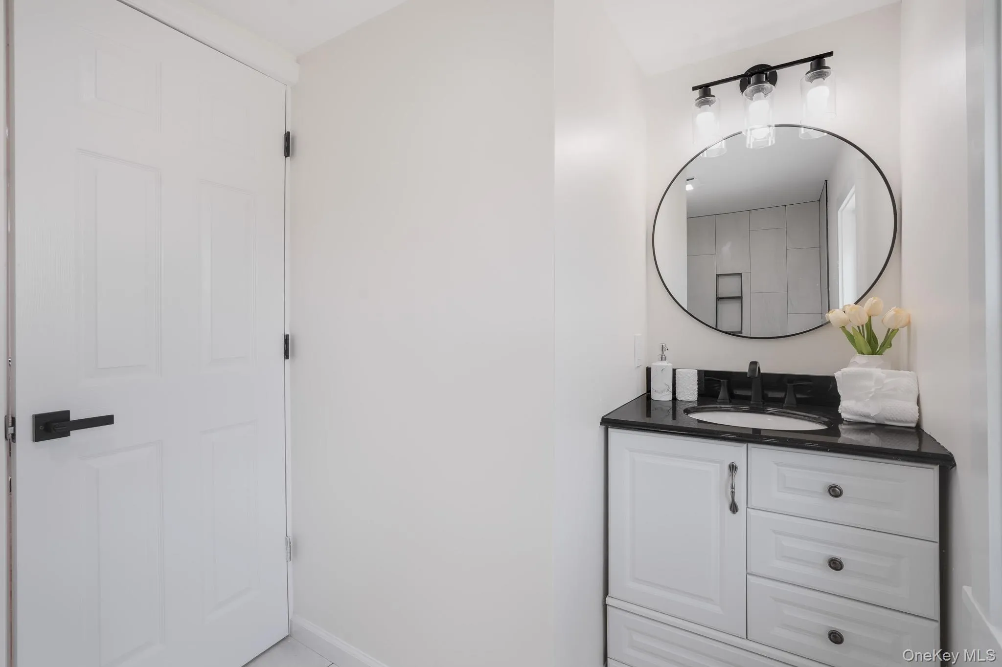 Full bathroom on the 2nd level. Full bathroom on the 2nd level.