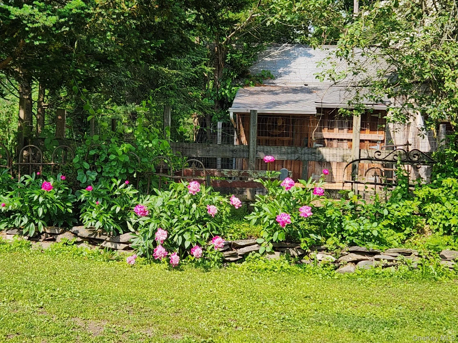 Many Perennials. Barn with stall, storage area Many Perennials. Barn with stall, storage area