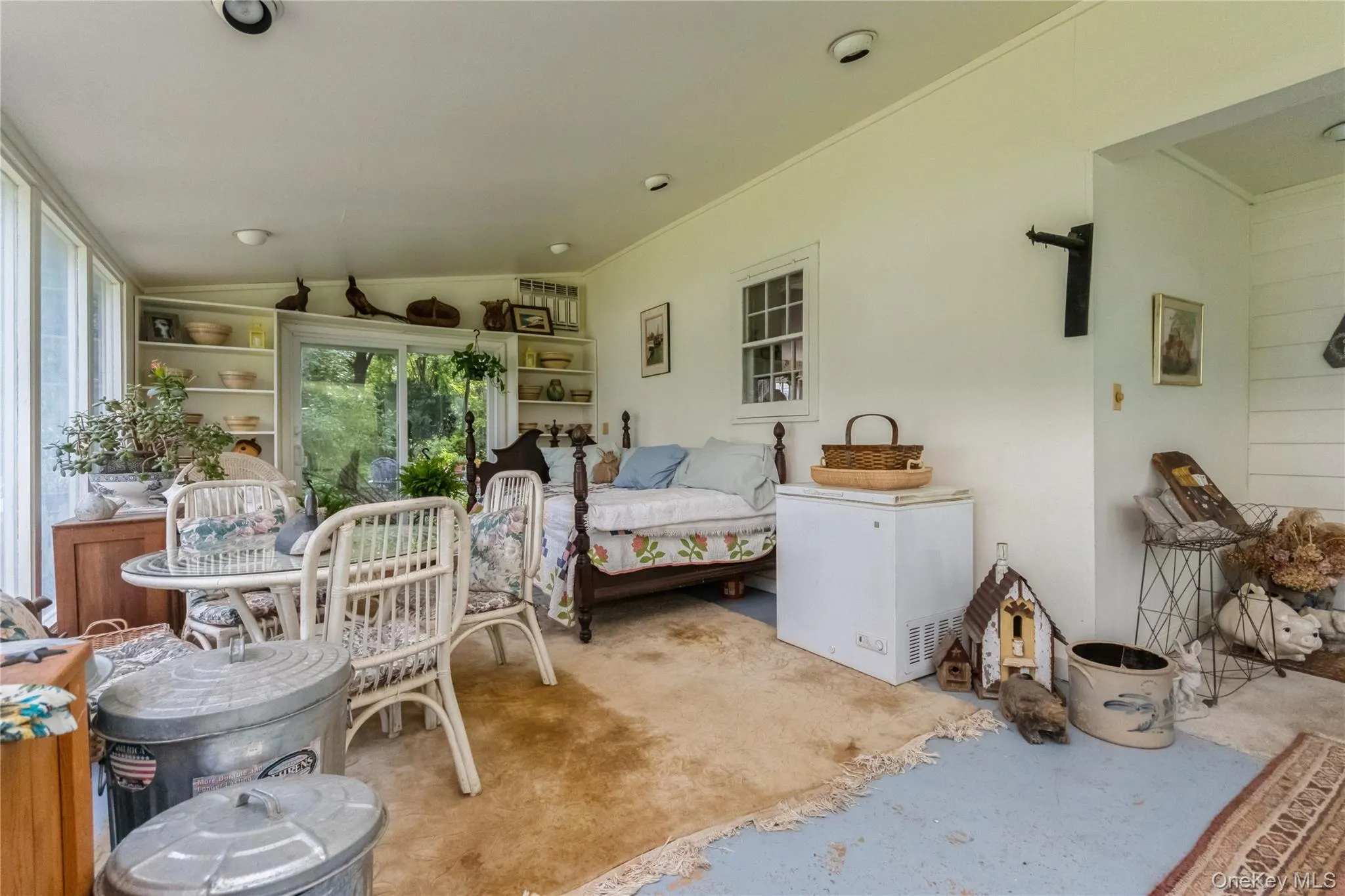 Would make a great Relaxing area. Over looks yard and driveway Would make a great Relaxing area. Over looks yard and driveway