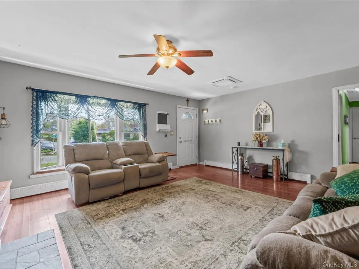 223 Locust Drive, Brookhaven, NY, 3 Bedrooms Bedrooms, 7 Rooms Rooms,1 BathroomBathrooms,Residential,For Rent,Locust,0,990249 223 Locust Drive, Brookhaven, NY, 3 Bedrooms Bedrooms, 7 Rooms Rooms,1 BathroomBathrooms,Residential,For Rent,Locust,0,990249