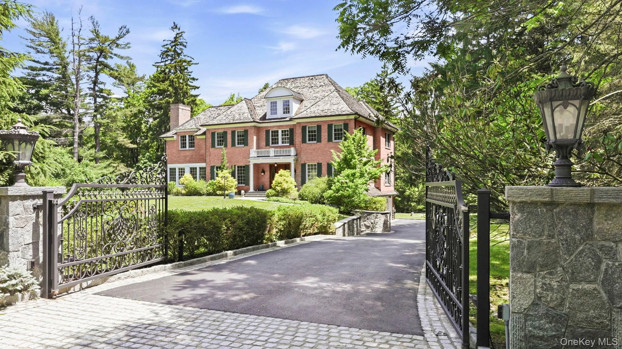 Private gated entrance! Private gated entrance!