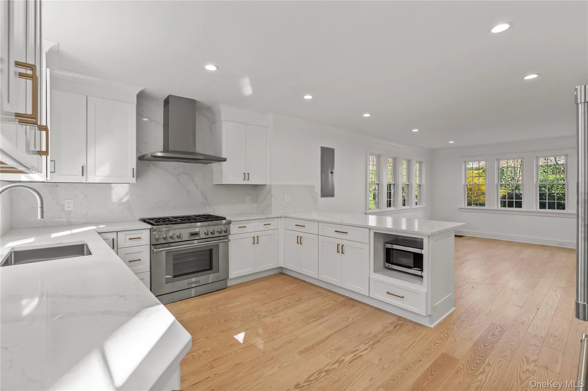 Open space kitchen/dining. Open space kitchen/dining.