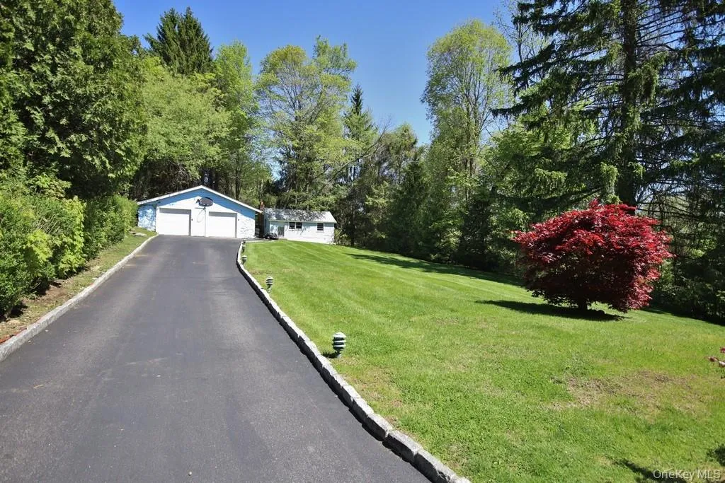 Expansive driveway Expansive driveway