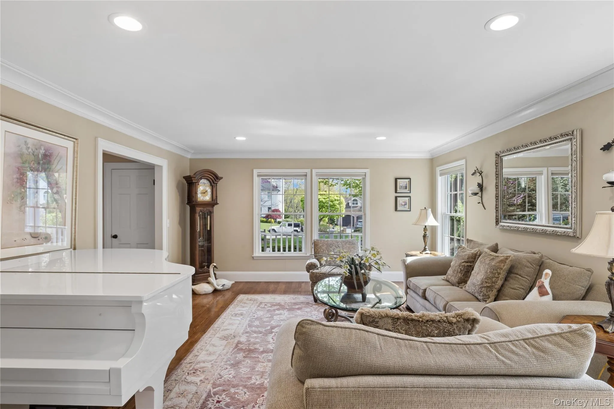 Bright and spacious formal living Room with hi-hats Bright and spacious formal living Room with hi-hats