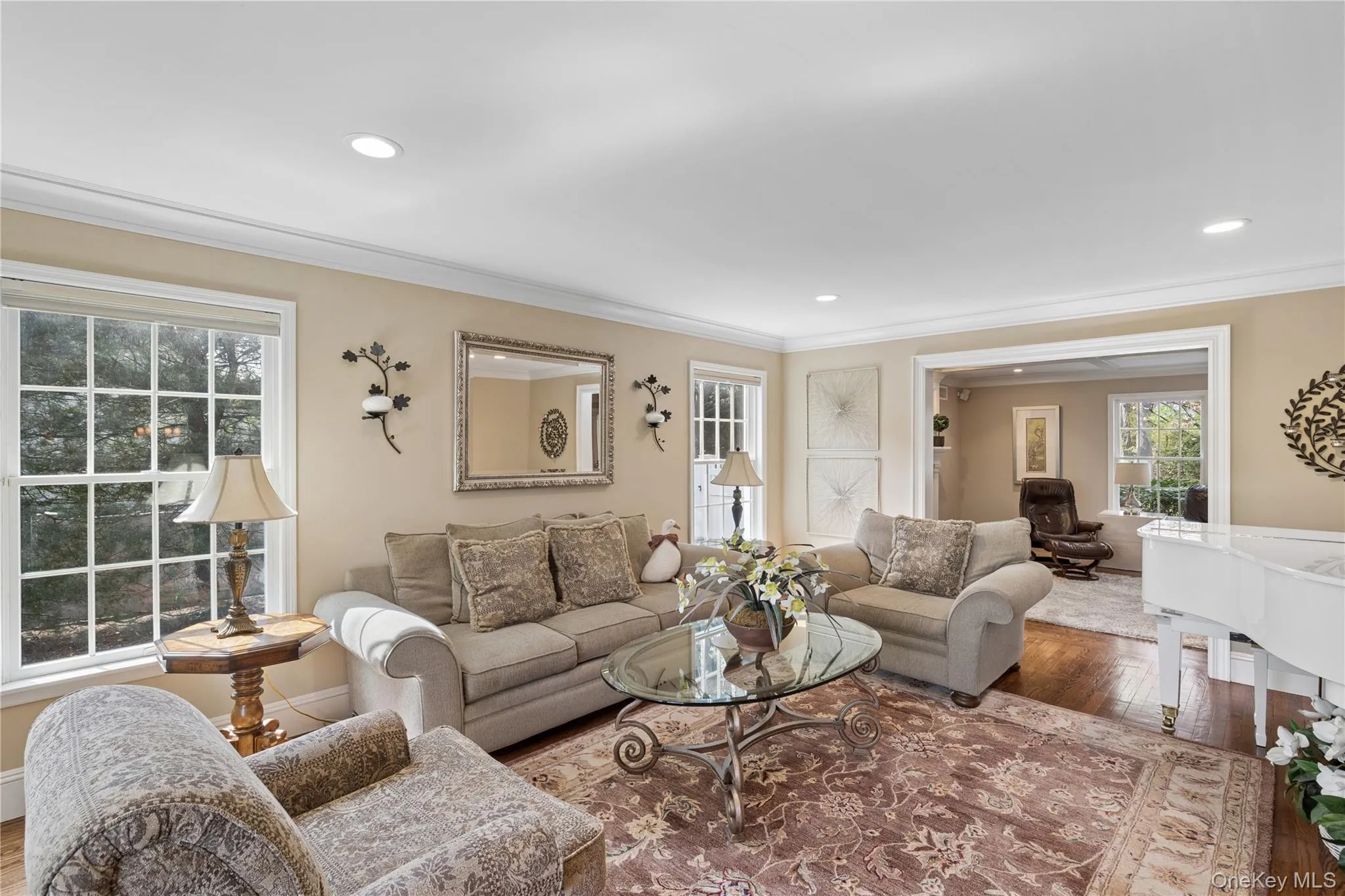 Bright and spacious formal living room with hi-hats Bright and spacious formal living room with hi-hats