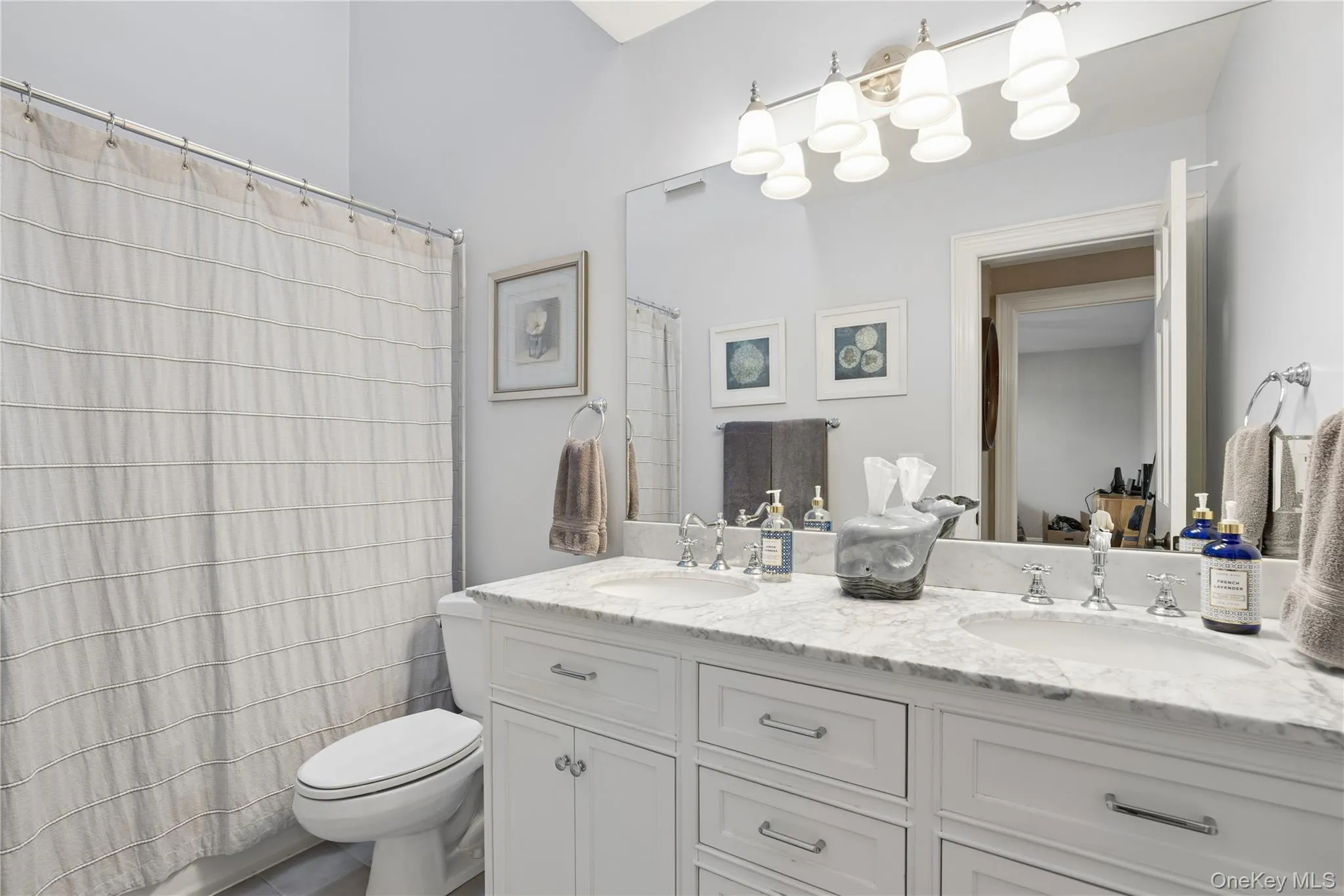 Double vanity and tub Double vanity and tub