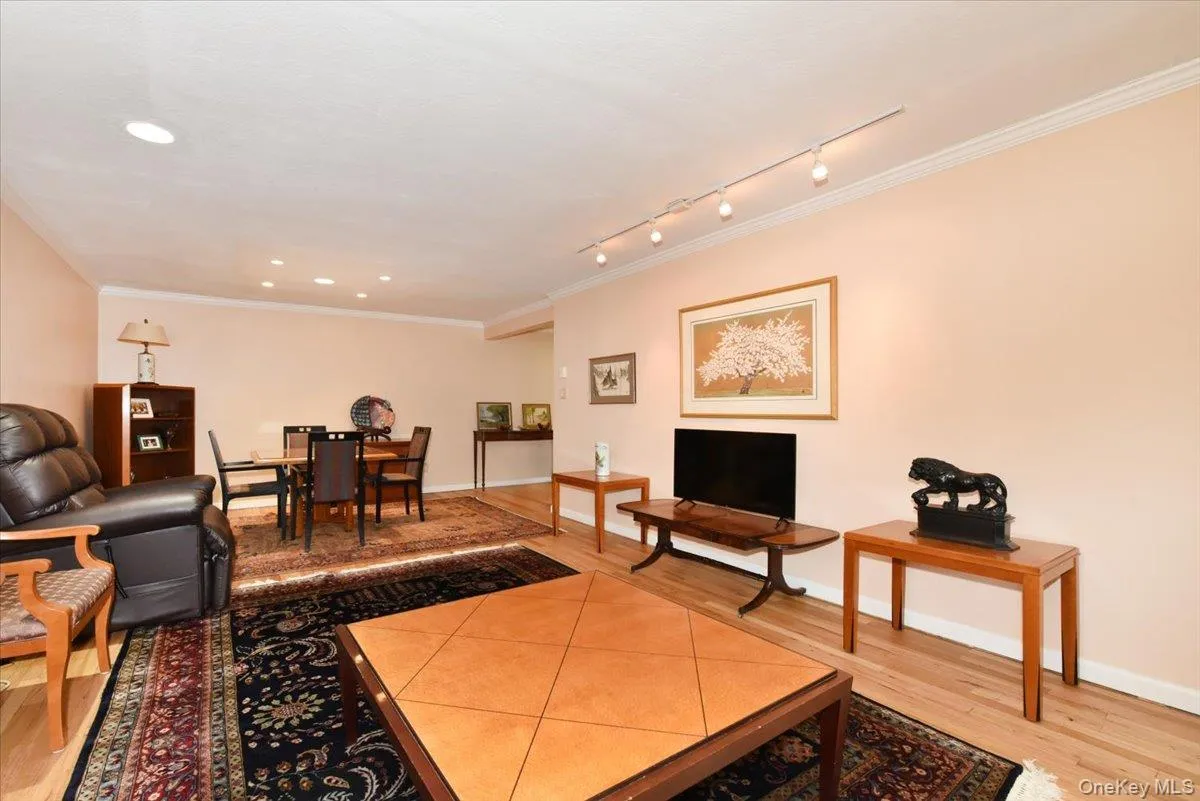 Living/Dining Room with Screened Porch Living/Dining Room with Screened Porch