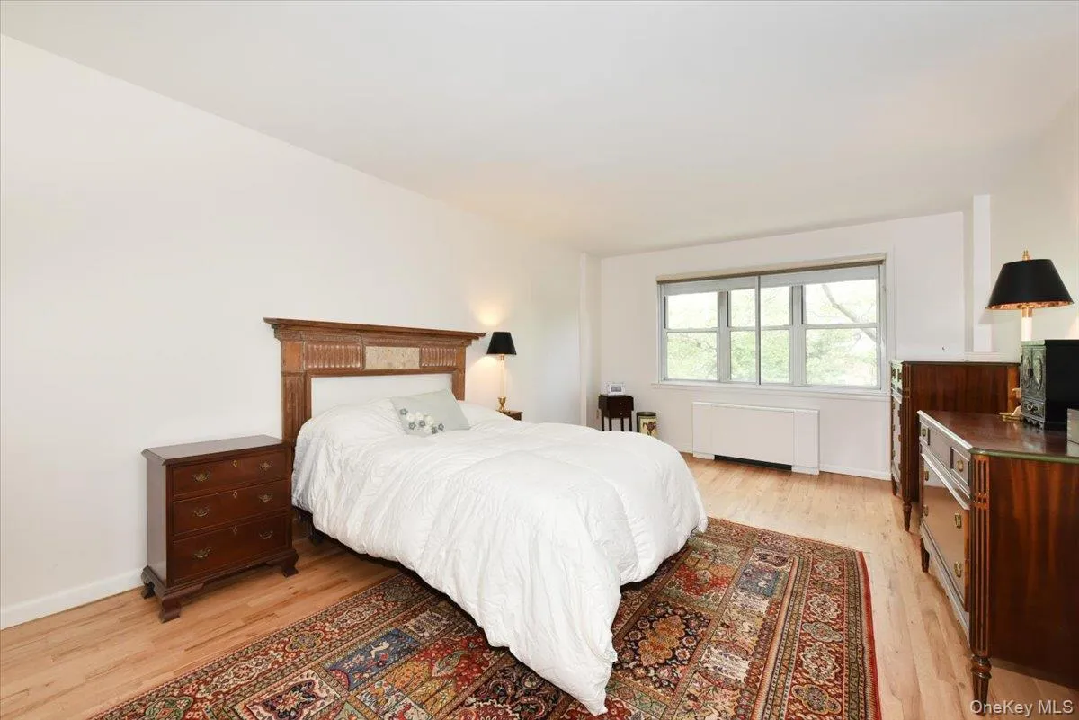 Large Primary Bedroom with En-suite Bath Large Primary Bedroom with En-suite Bath