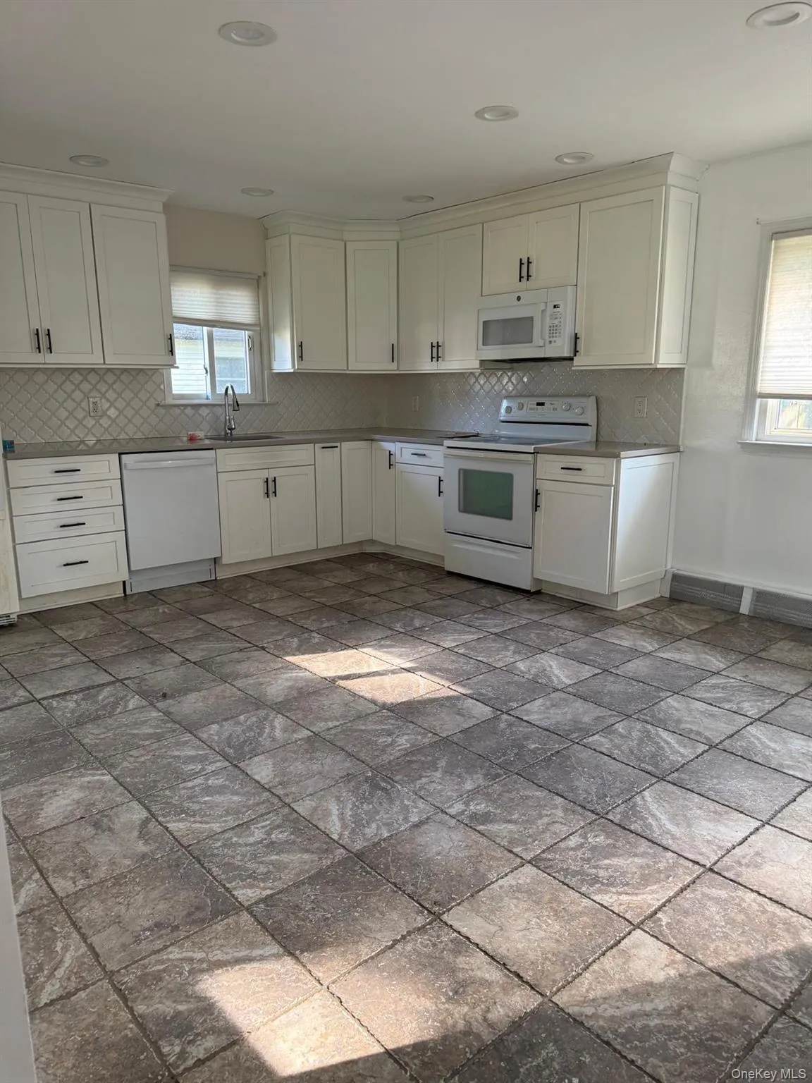 35 Auborn Avenue, Brookhaven, NY, 3 Bedrooms Bedrooms, 6 Rooms Rooms,1 BathroomBathrooms,Residential Lease,For Rent,Auborn,0,990541 35 Auborn Avenue, Brookhaven, NY, 3 Bedrooms Bedrooms, 6 Rooms Rooms,1 BathroomBathrooms,Residential Lease,For Rent,Auborn,0,990541