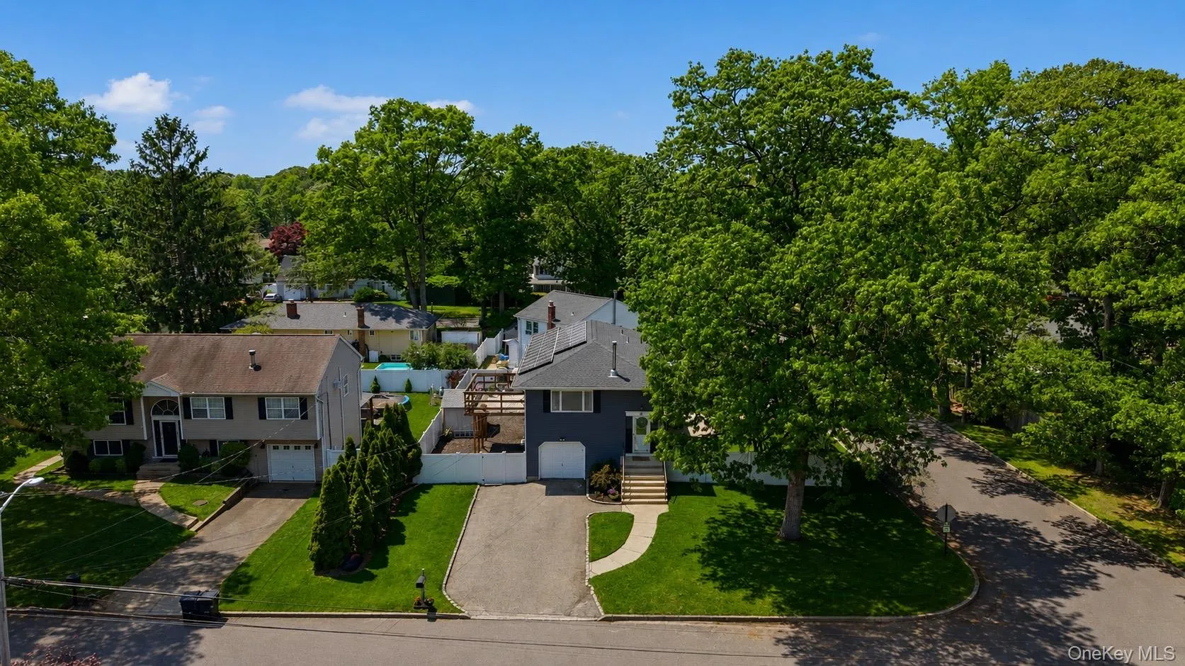 Desirable corner lot location and solar panels Desirable corner lot location and solar panels