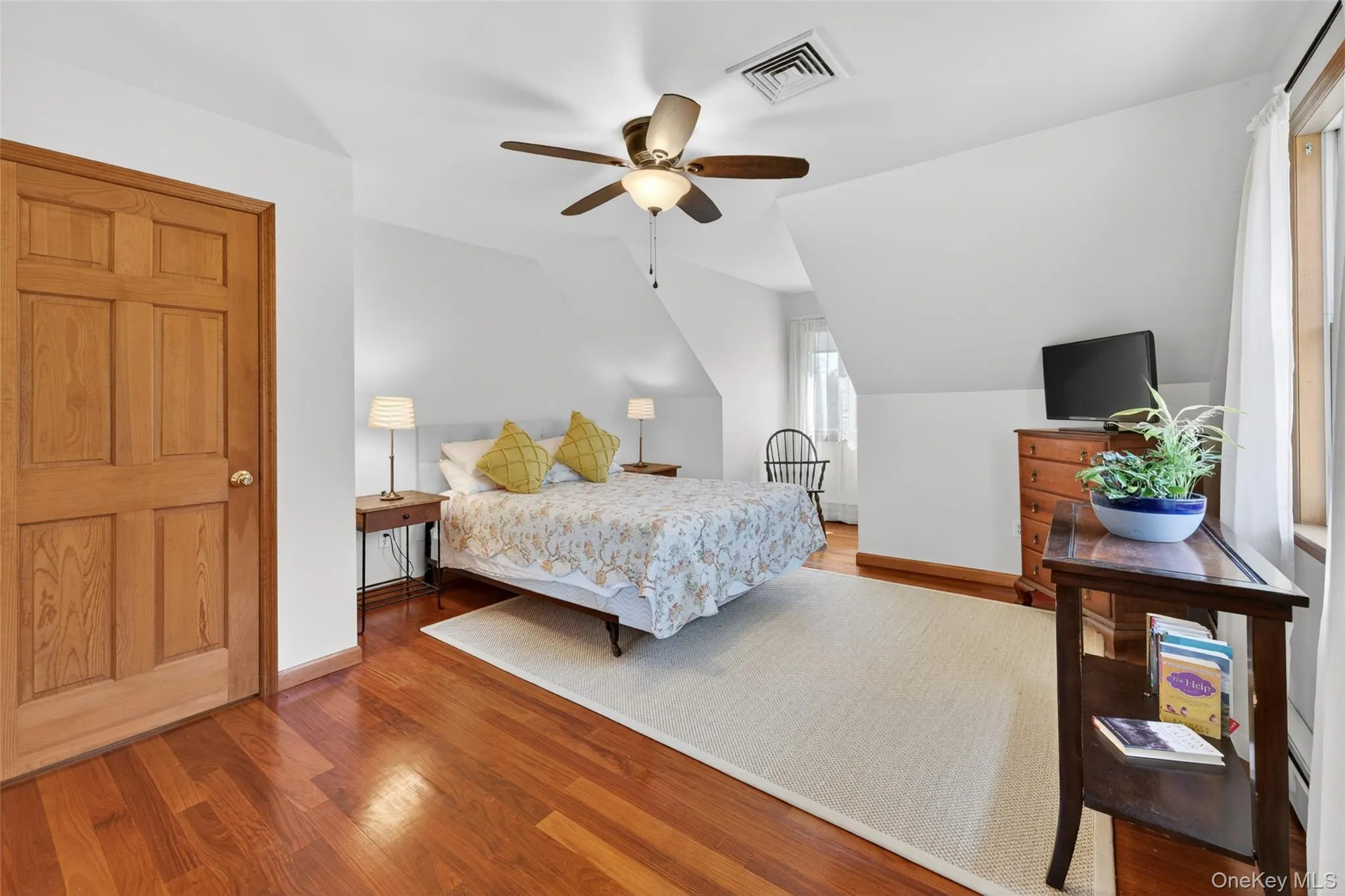 The bedroom on the second floor is so lovely it feels like the primary bedroom The bedroom on the second floor is so lovely it feels like the primary bedroom