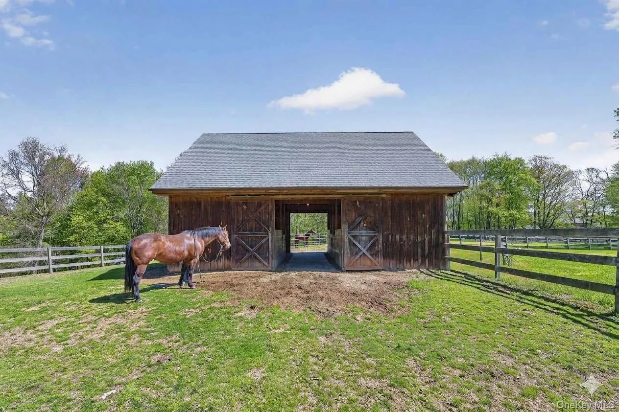 The barn has separate water and electric, making it ideal for many uses The barn has separate water and electric, making it ideal for many uses