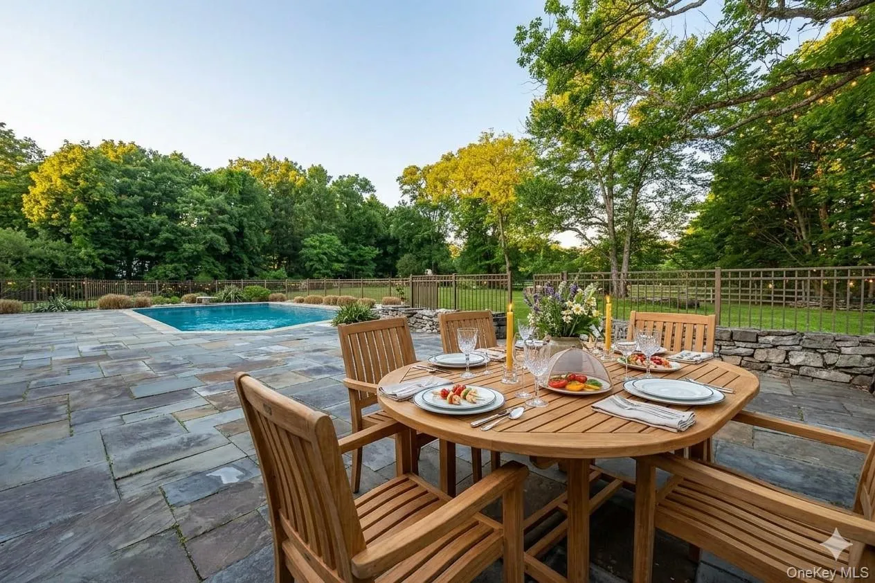 Enjoy dining al fresco in the summer! Virtually Staged Enjoy dining al fresco in the summer! Virtually Staged