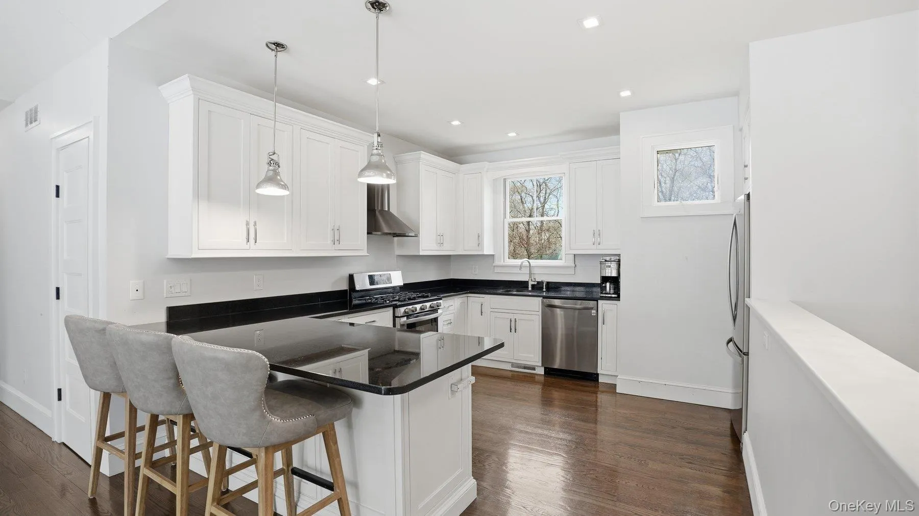 Eat-in-Kitchen Eat-in-Kitchen