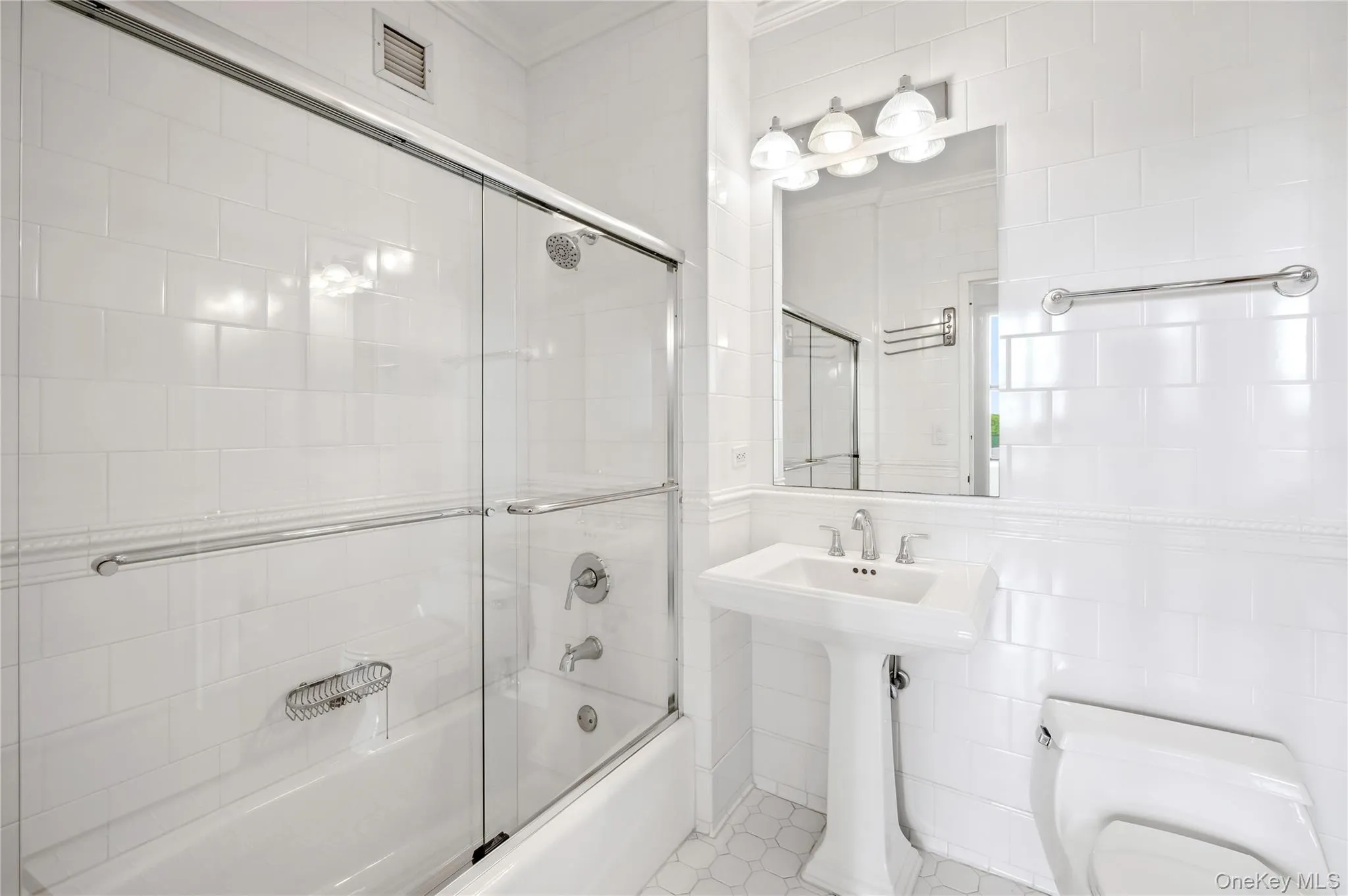 Main Bathroom Main Bathroom