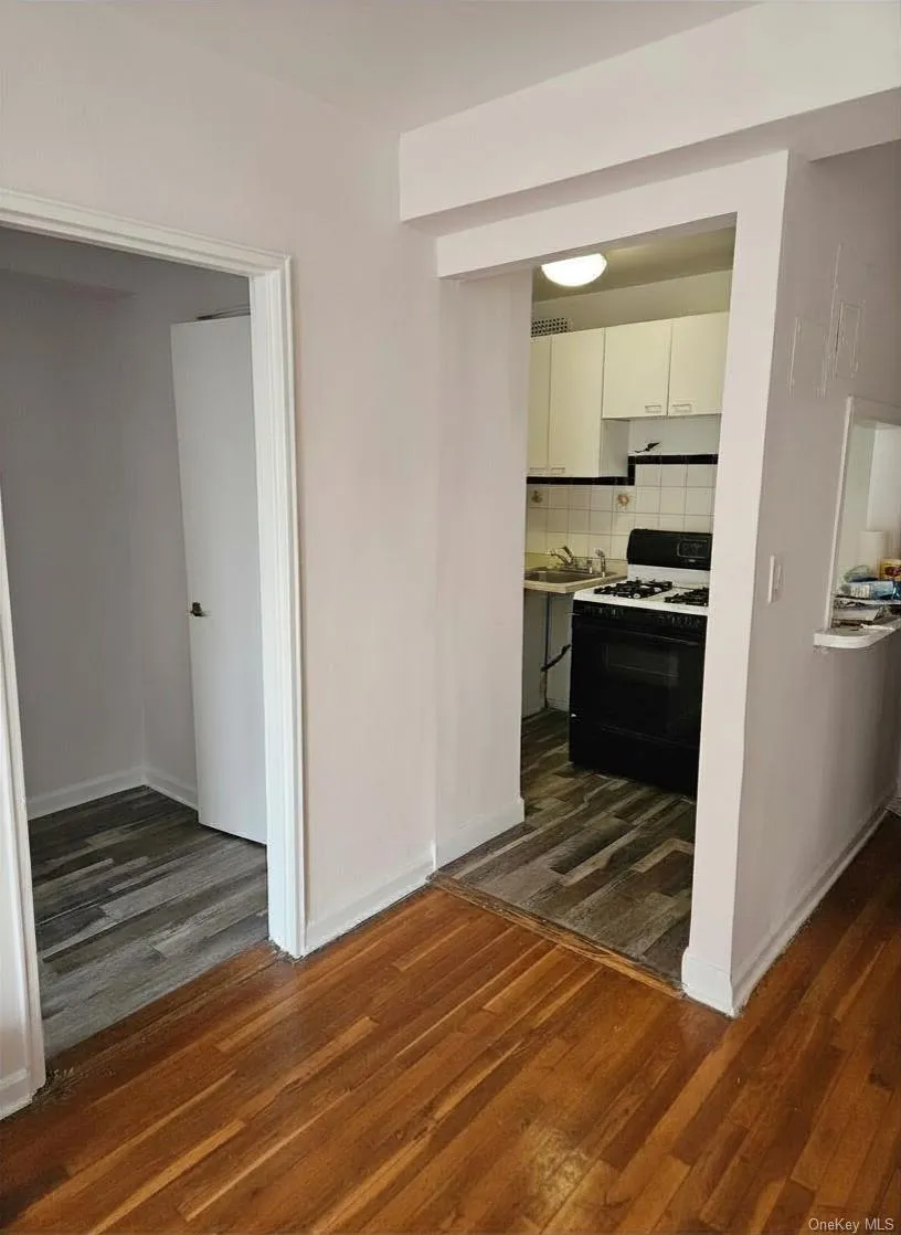 Looking at the kitchen and sleeping area (to the left). Looking at the kitchen and sleeping area (to the left).