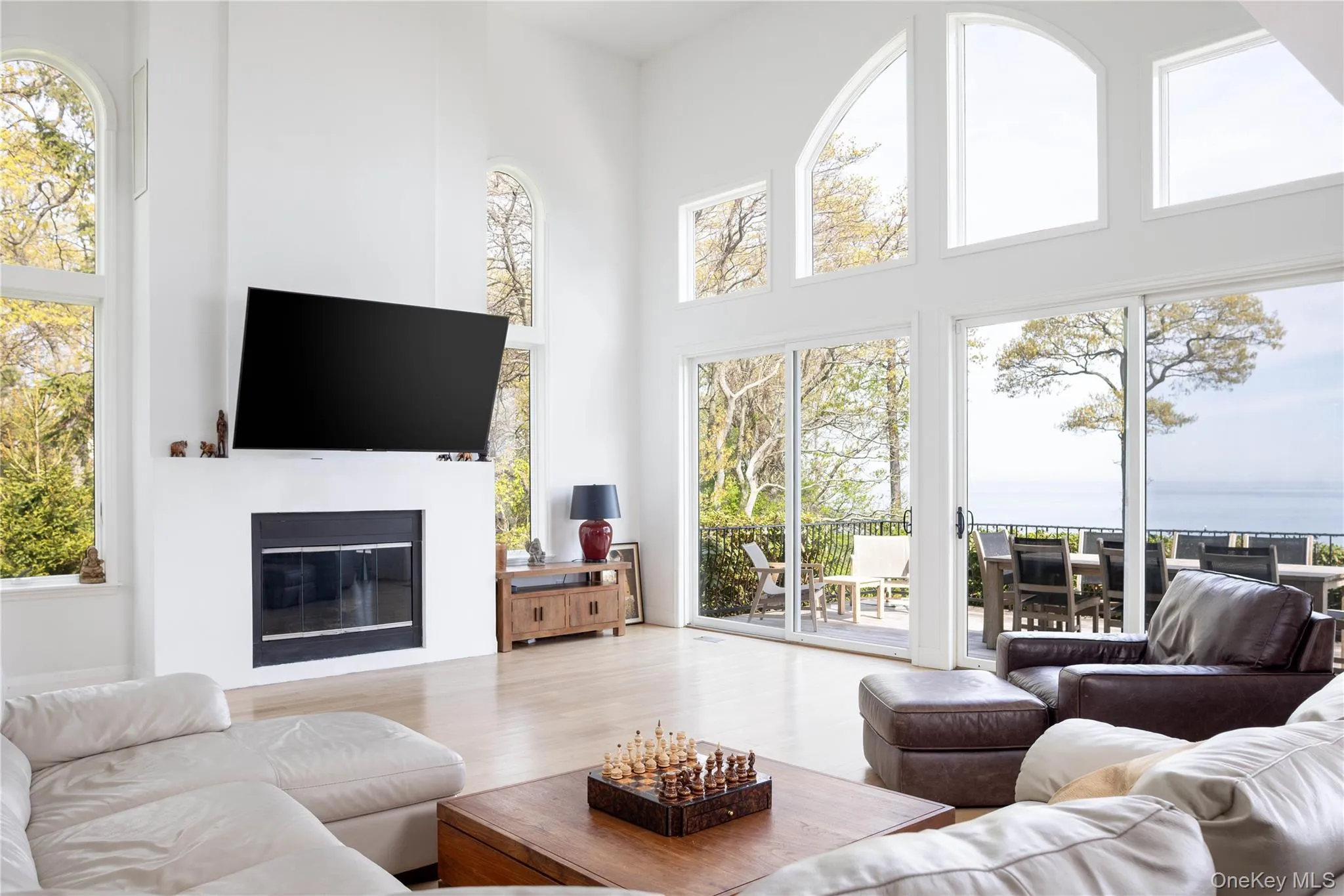 With fireplace and window walls overlooking the Soud With fireplace and window walls overlooking the Soud