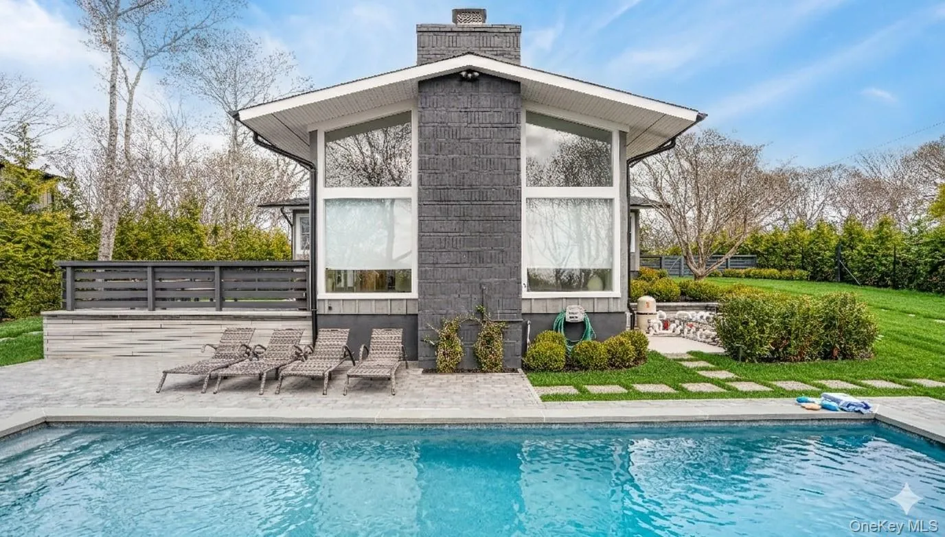 1 Carver Street, Southampton, New York 11963