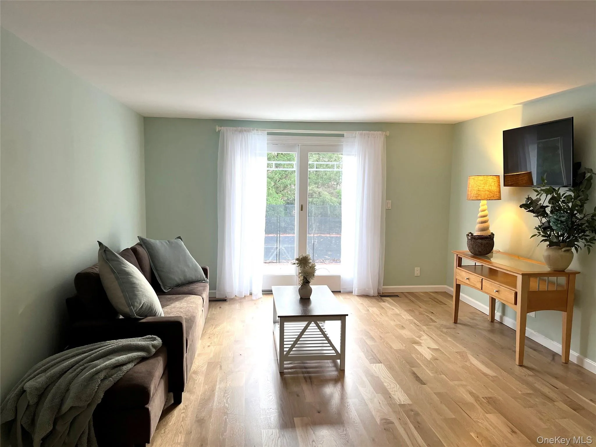 25 Squires Avenue, Southampton, NY, 3 Bedrooms Bedrooms, 9 Rooms Rooms,2 BathroomsBathrooms,Residential Lease,For Rent,Squires,0,990813 25 Squires Avenue, Southampton, NY, 3 Bedrooms Bedrooms, 9 Rooms Rooms,2 BathroomsBathrooms,Residential Lease,For Rent,Squires,0,990813