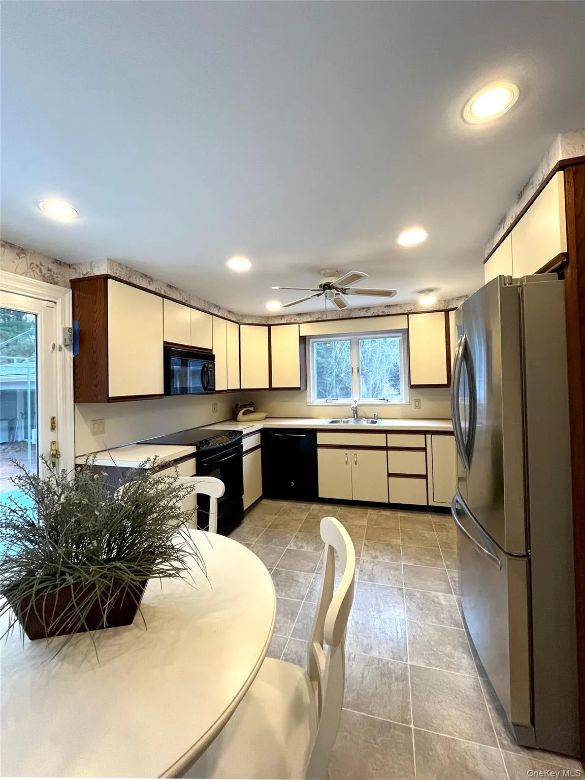 25 Squires Avenue, Southampton, NY, 3 Bedrooms Bedrooms, 9 Rooms Rooms,2 BathroomsBathrooms,Residential Lease,For Rent,Squires,0,990813 25 Squires Avenue, Southampton, NY, 3 Bedrooms Bedrooms, 9 Rooms Rooms,2 BathroomsBathrooms,Residential Lease,For Rent,Squires,0,990813