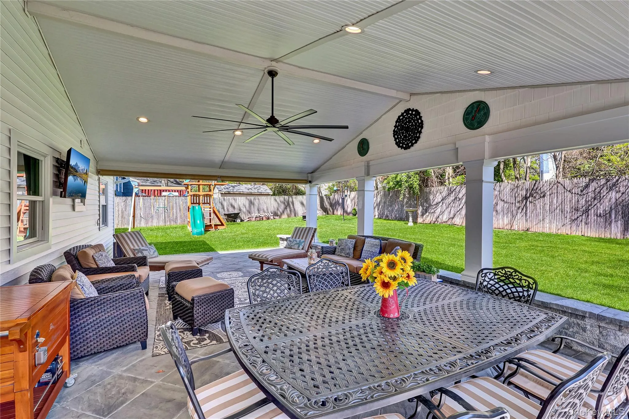 Covered patio, perfect for outdoor entertaining Covered patio, perfect for outdoor entertaining