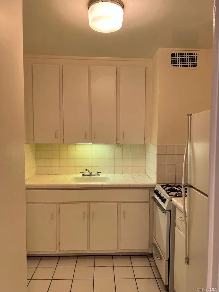 305 E 40 Street Street, New York, NY, 2 Rooms Rooms,1 BathroomBathrooms,Residential,For Rent,E 40 Street,0,990954 305 E 40 Street Street, New York, NY, 2 Rooms Rooms,1 BathroomBathrooms,Residential,For Rent,E 40 Street,0,990954