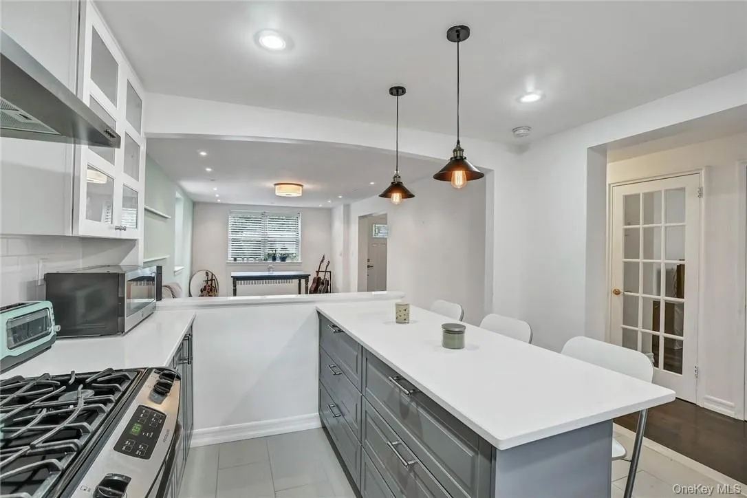 79 Broadway, White Plains, NY, 2 Bedrooms Bedrooms, 4 Rooms Rooms,1 BathroomBathrooms,Residential Lease,For Rent,Broadway,0,990968 79 Broadway, White Plains, NY, 2 Bedrooms Bedrooms, 4 Rooms Rooms,1 BathroomBathrooms,Residential Lease,For Rent,Broadway,0,990968