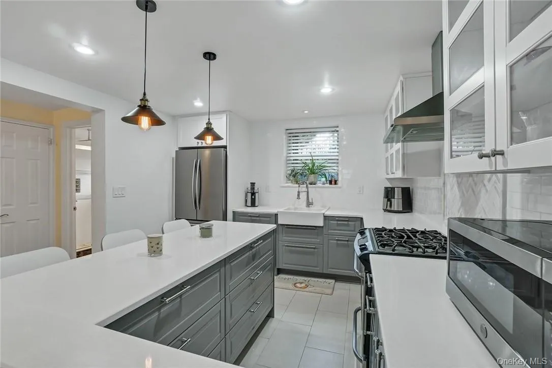79 Broadway, White Plains, NY, 2 Bedrooms Bedrooms, 4 Rooms Rooms,1 BathroomBathrooms,Residential Lease,For Rent,Broadway,0,990968 79 Broadway, White Plains, NY, 2 Bedrooms Bedrooms, 4 Rooms Rooms,1 BathroomBathrooms,Residential Lease,For Rent,Broadway,0,990968