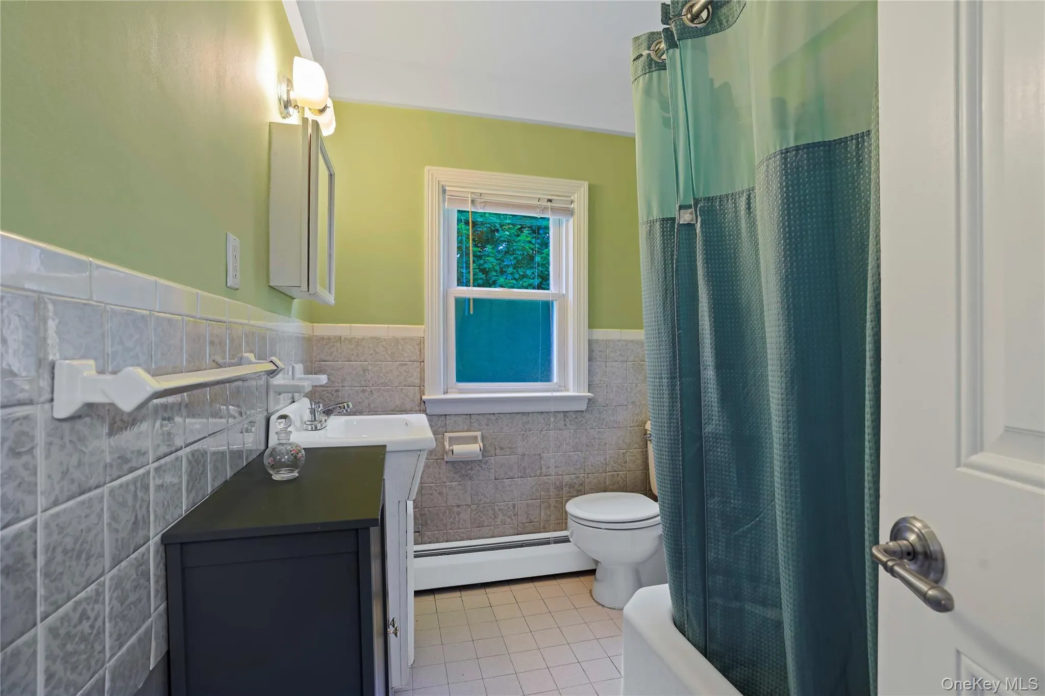 2 full bathroom on the 2nd floor 2 full bathroom on the 2nd floor