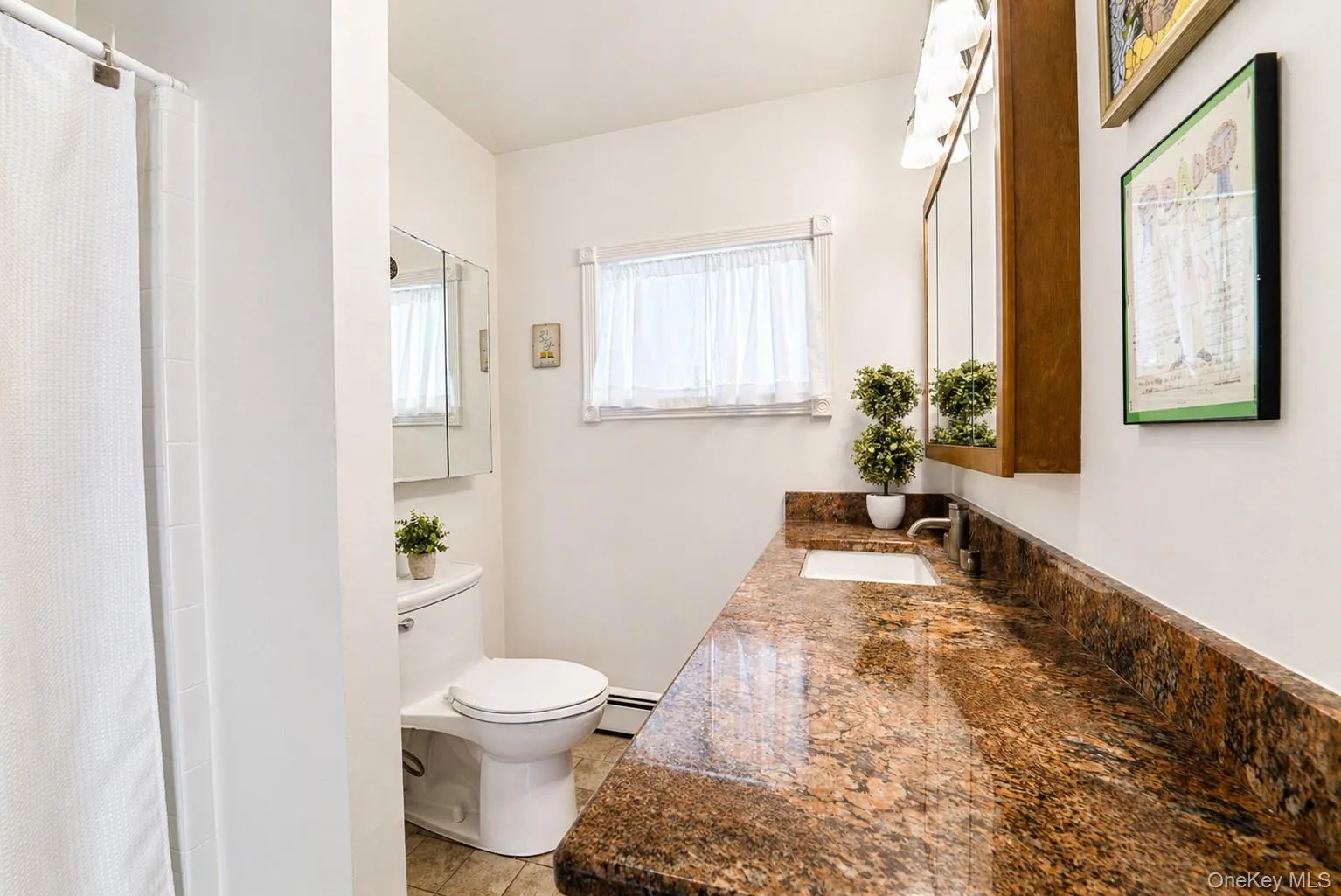 Another view of this en-suite bath. Another view of this en-suite bath.