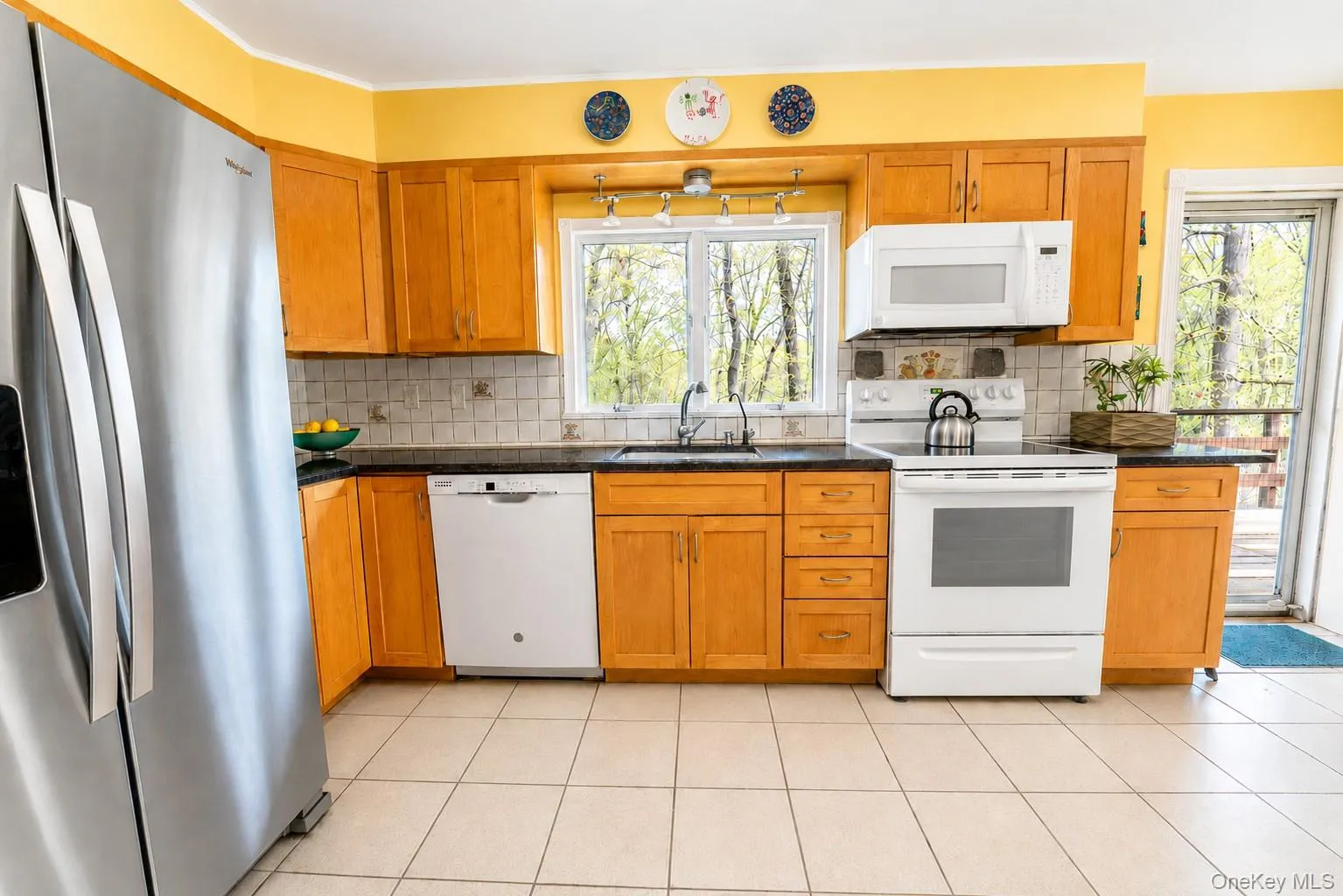 Designed with great flow, the kitchen makes prepping, cooking, and meal creation effortless. Designed with great flow, the kitchen makes prepping, cooking, and meal creation effortless.