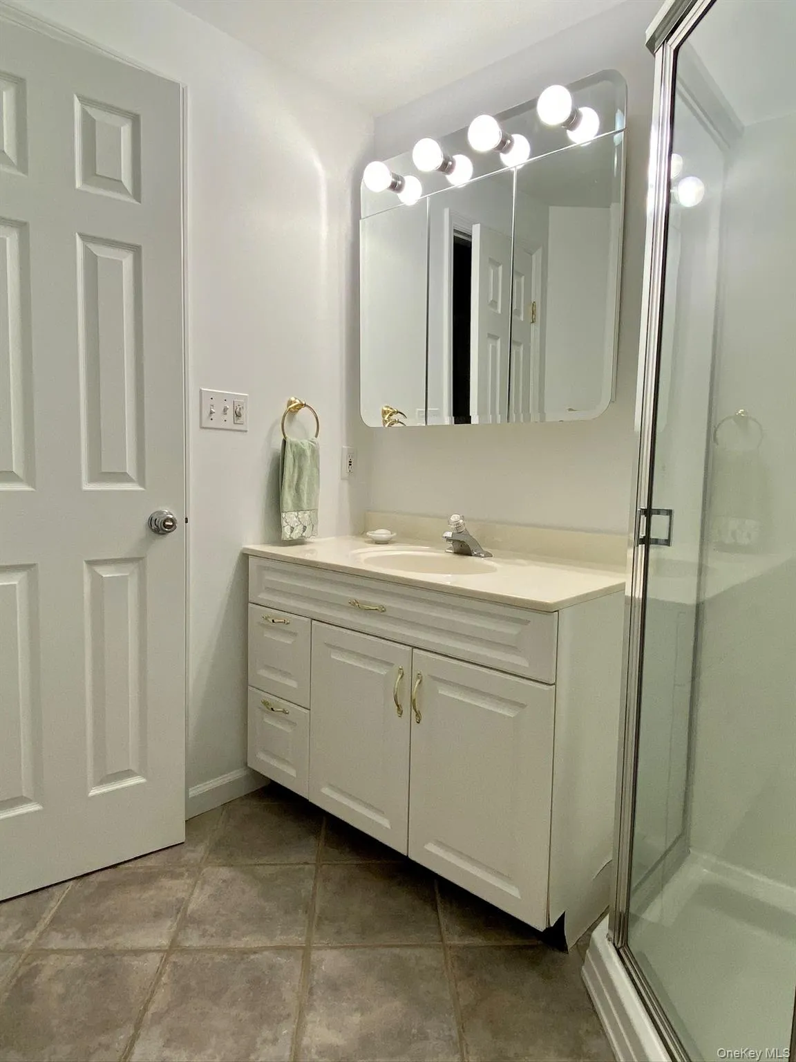 BATHROOM BATHROOM