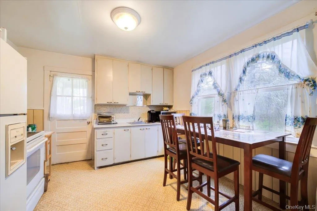 144 Cream Street, Poughkeepsie (town), NY, 3 Bedrooms Bedrooms, 7 Rooms Rooms,1 BathroomBathrooms,Residential,For Rent,Cream,0,991169 144 Cream Street, Poughkeepsie (town), NY, 3 Bedrooms Bedrooms, 7 Rooms Rooms,1 BathroomBathrooms,Residential,For Rent,Cream,0,991169