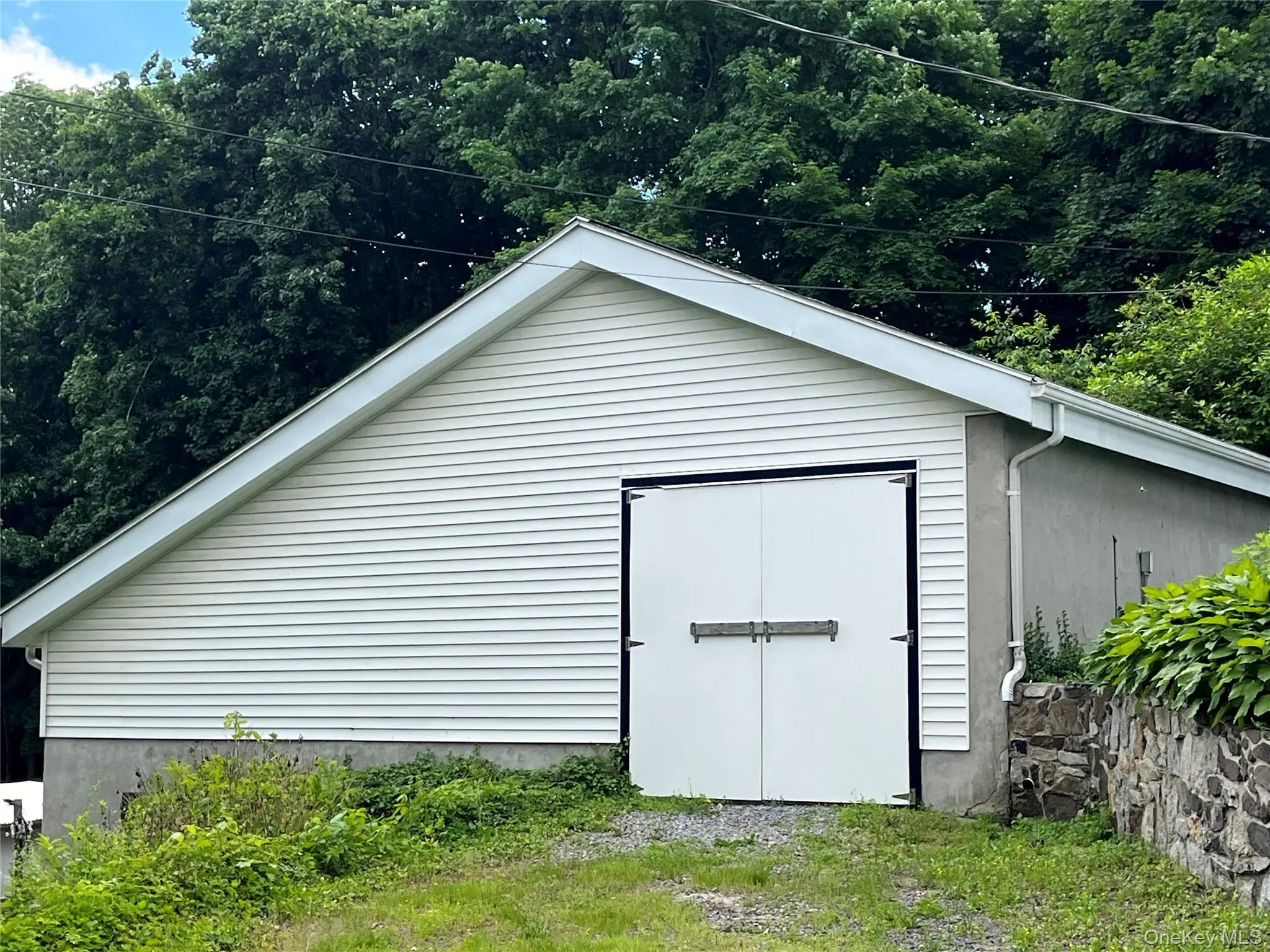 An artist, a woodworker, an avid hobbyist? The expansive 660 sq ft detached workshop with high ceilings, offers an impressive open workspace. An artist, a woodworker, an avid hobbyist? The expansive 660 sq ft detached workshop with high ceilings, offers an impressive open workspace.
